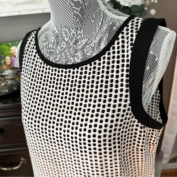 White House Black Market Polka Dot Market Grid Sleeveless Blouse Size M - Picture 4 of 14